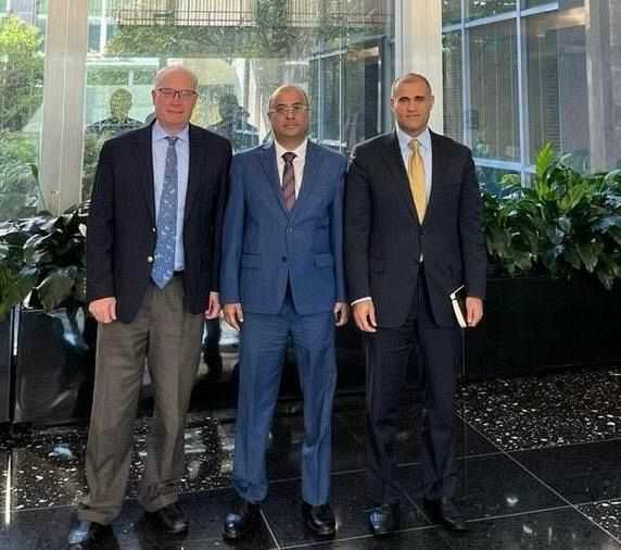 لقاء وزير المالية في واشنطن بالمبعوث الأمريكي إلى بلادنا