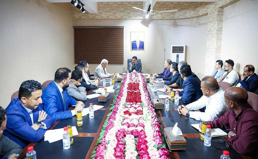 ا٠تماع رئيس الوزراء  لقيادة وزارة الأشغال وصندوق صيانة الطرق ومؤسسة الجسور