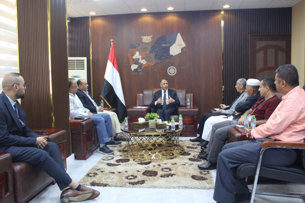 اجتماع بعدن يناقش تنظيم فاتورة الاستيراد للسلع الكمالية والاستهلاكية