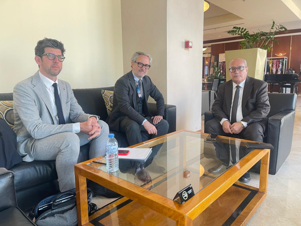 وزير الإدارة المحلية يبحث مع سفير الاتحاد الأوروبي خارطة البرامج التنموية للعام 2025م