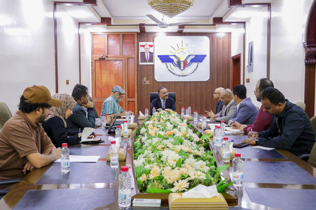 وزير النقل يترأس اجتماعاً موسعاً بقيادة وكوادر هيئة الطيران المدني ومطار عدن الدولي