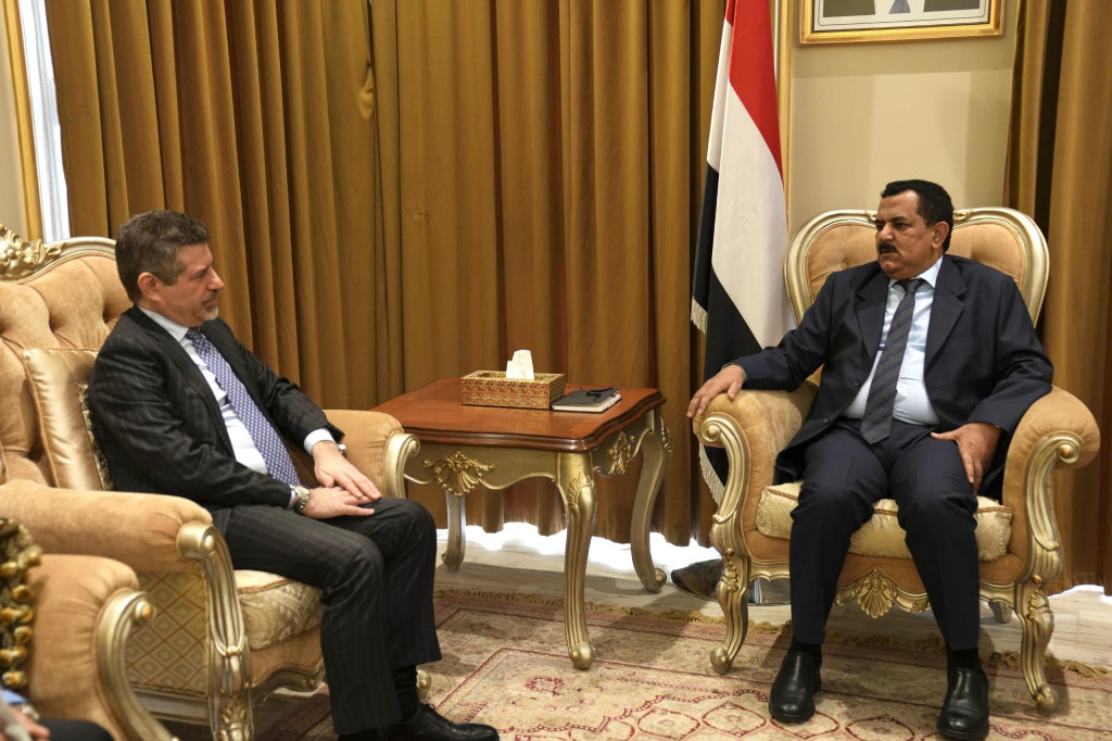 وزير الدفاع يلتقي عدداً من السفراء والملحقين العسكريين