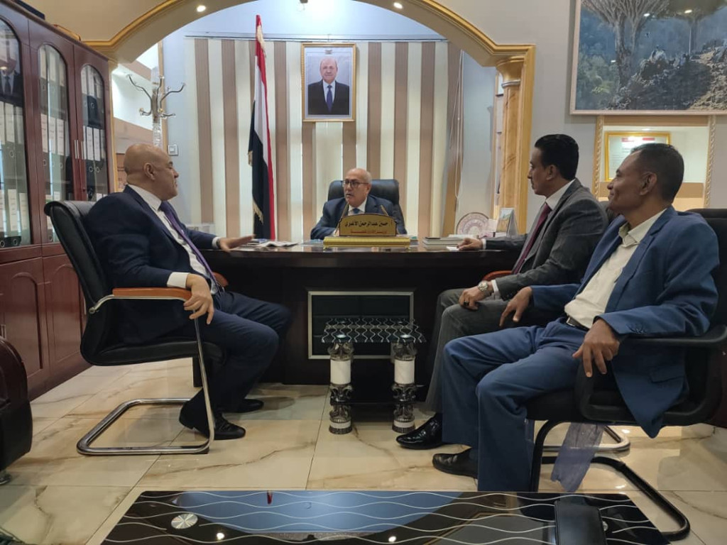 وزير الإدارة المحلية يناقش مع محافظ تعز احتياجات وأوضاع المحافظة