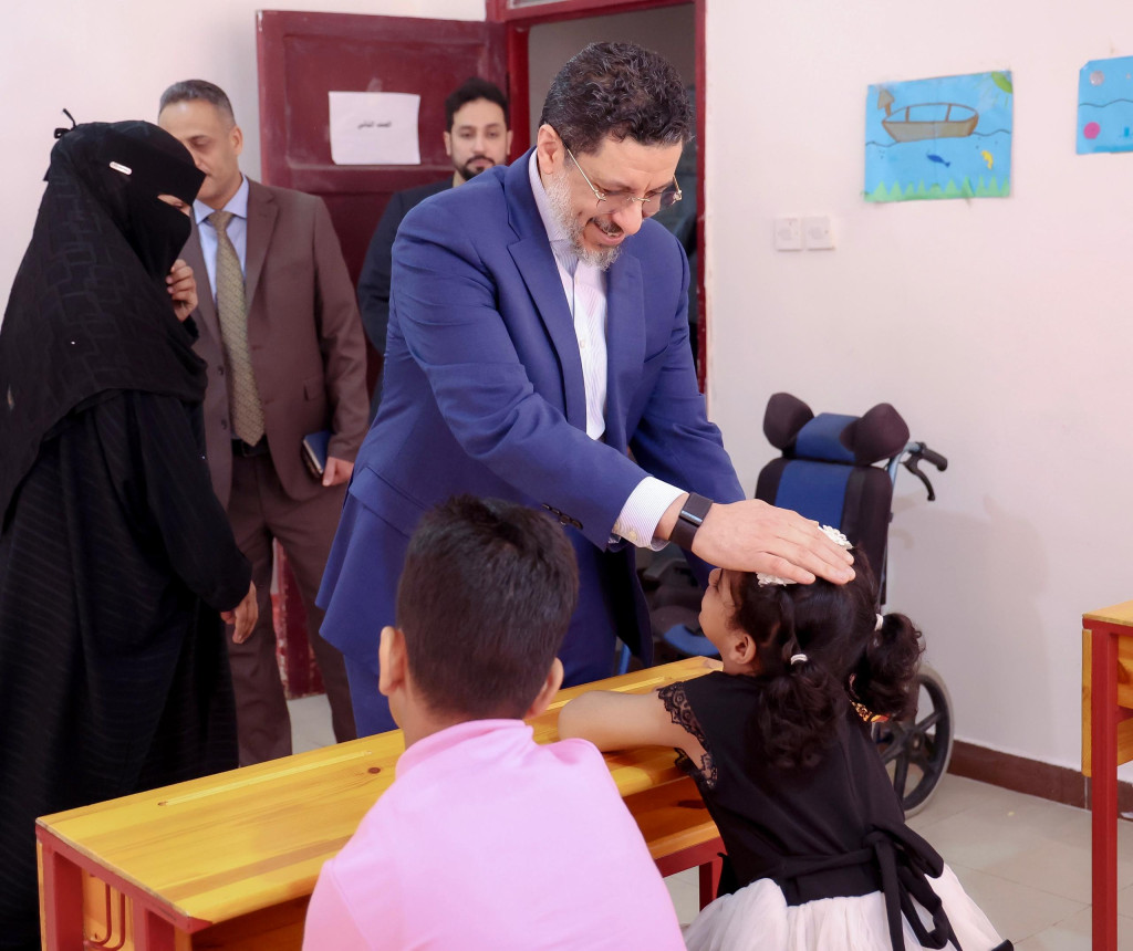 رئيس الوزراء يزور مؤسسة الحق في الحياة ويوجه بتوفير عدد من المتطلبات اللازمة لتوسيع الخدمات المقدمة لأطفال الشلل الدماغي