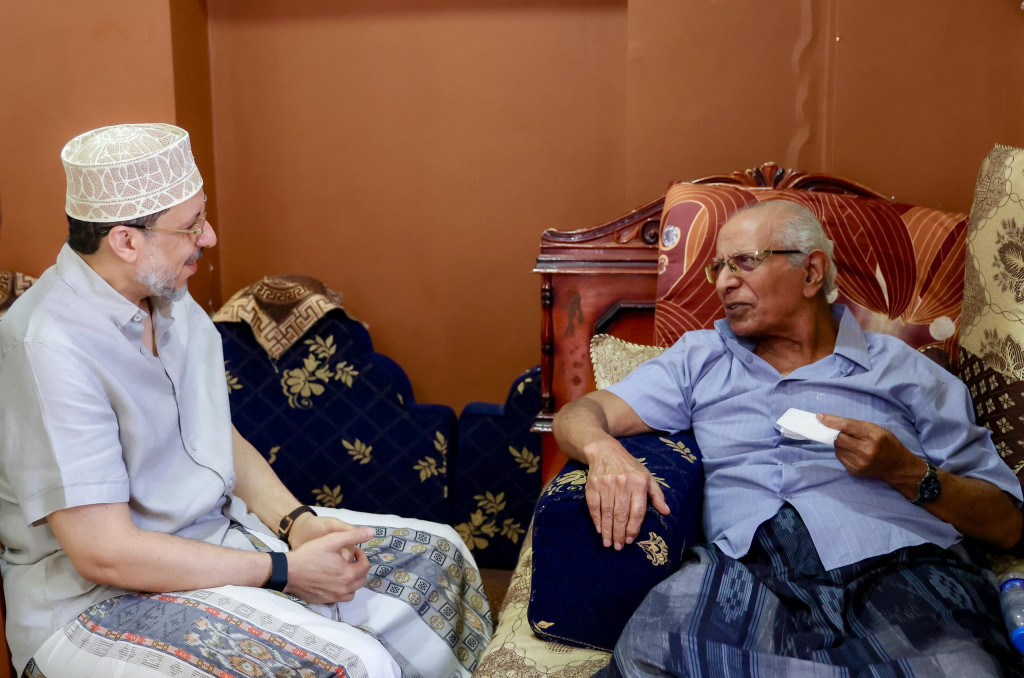 رئيس الوزراء يقوم بزيارة عيدية في عدن لنائب محافظ مصرف اليمن سابقاً