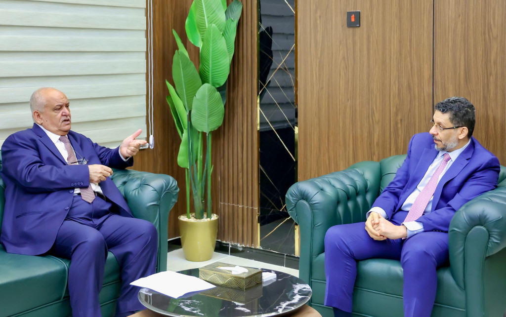 رئيس الوزراء يطلع على خلال زيارته وزارة الخدمة المدنية على مستوى الانضباط الوظيفي ومراقبة سير