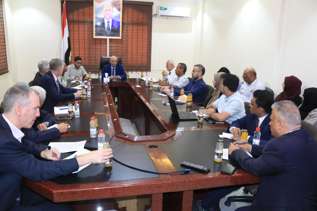 الوزير الشرجبي يبحث مع فريق البنك الدولي تعزيز التعاون في مجال المياه والصرف الصحي