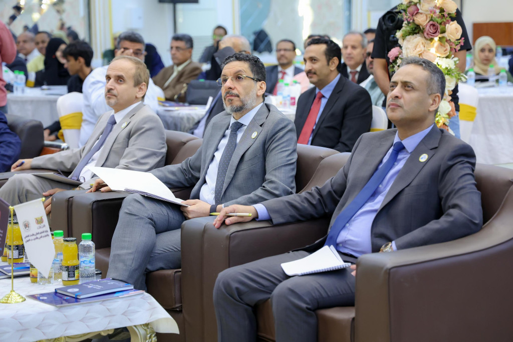 رئيس الوزراء يؤكد أهمية ربط الكفاءات اليمنية المهاجرة بوطنها الأم وتمكينها من الاسهام في البناء والتنمية  أكد رئيس مجلس الوزراء الدكتور أحمد عوض بن مبارك على أهمية ربط الكفاءات اليمنية المهاجرة بوطنها
