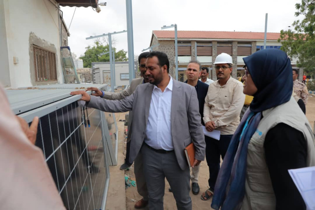 وزير التربية يطلع على سير العمل في تنفيذ مشروع منظومة الطاقة الشمسية المتكاملة لديوان الوزارة