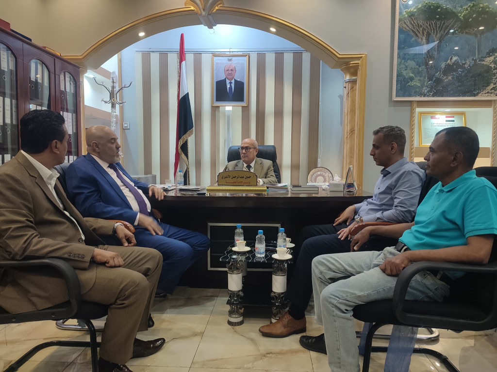 وزير الإدارة المحلية يناقش مع محافظ تعز الإجراءات التنفيذية لمشاريع المحافظة