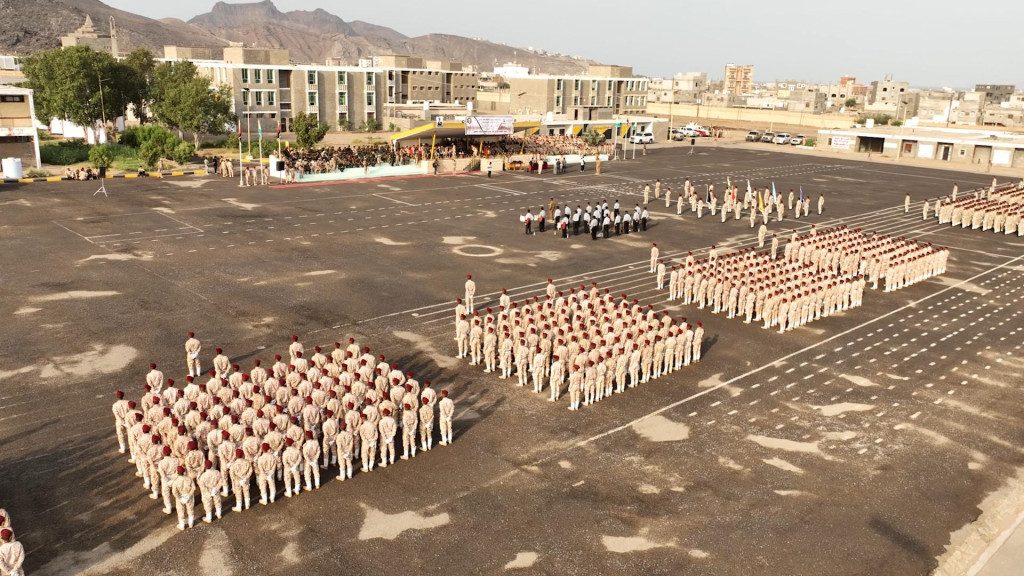 وزير الدفاع يشهد حفل تخرج الدفعة الثالثة جامعيين في الكلية الحربية بعدن