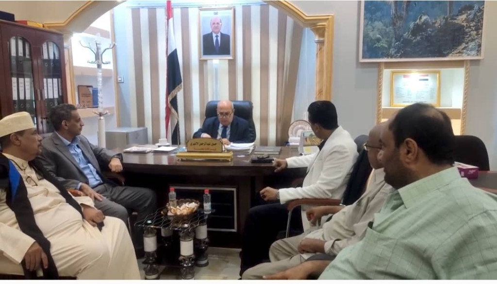 وزير الإدارة المحلية يترأس اجتماعاً بقيادة الوزارة ويشيد بمستوى الانضباط الوظيفي