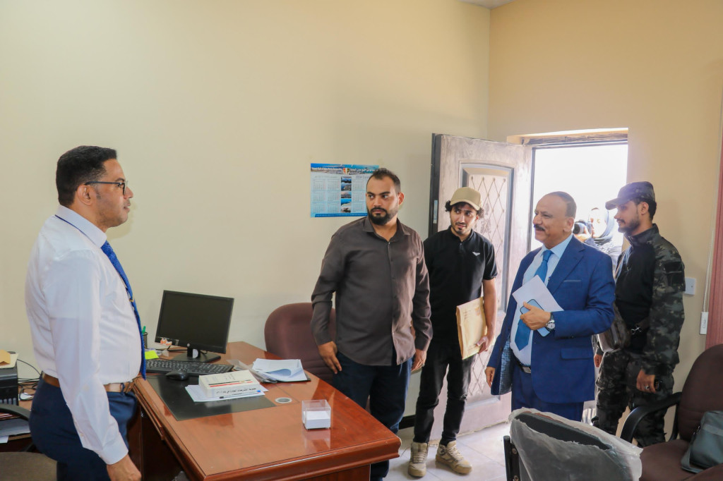 وزير النقل يتفقد مستوى الانضباط الوظيفي في ديوان الوزارة بعد إجازة عيد الأضحى