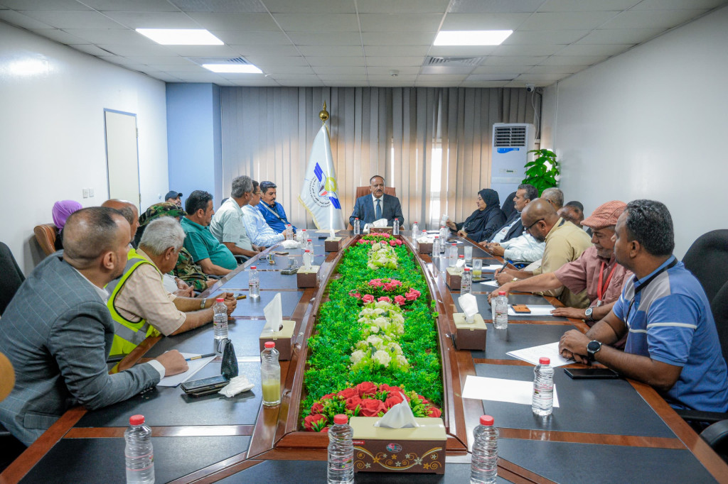 وزير النقل يتفقد سير العمل بمطار عدن الدولي ويعقد اجتماعاً بقيادته