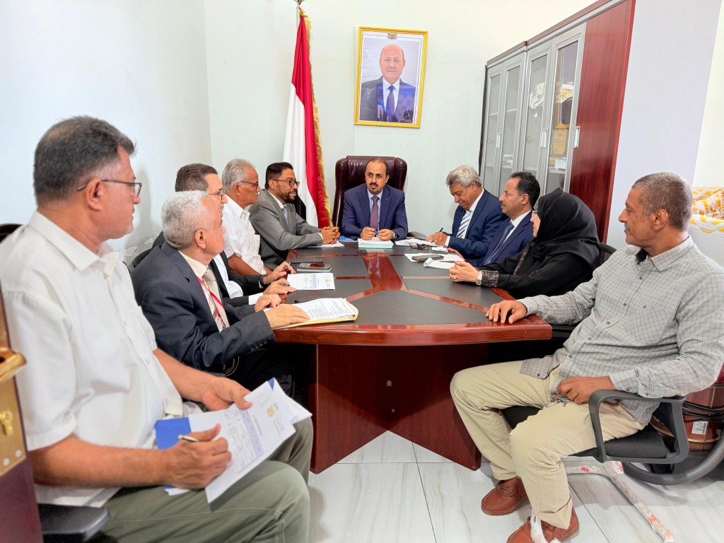 الإرياني يرأس اجتماع قيادة الوزارة لمناقشة وإقرار الخطة العاجلة