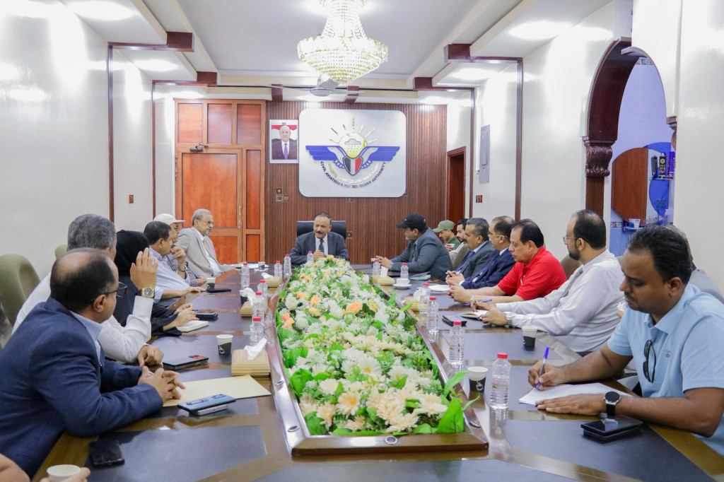 وزير النقل يناقش مستوى الأداء والإنجاز في الهيئة العامة للطيران المدني والمطارات في المناطق المحررة