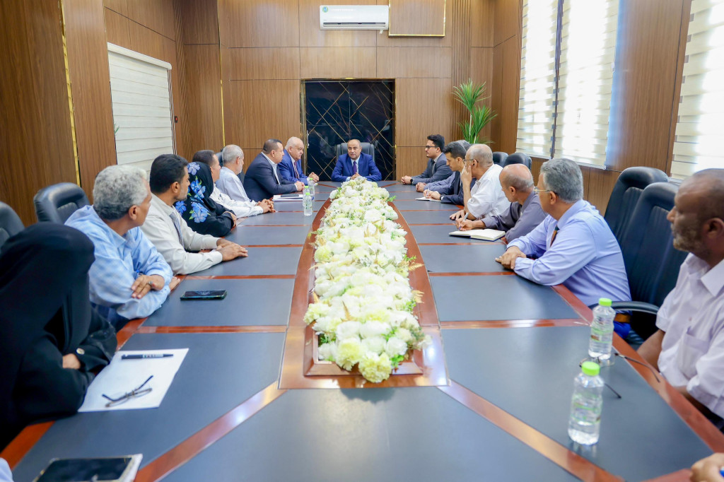 رئيس الوزراء يزور وزارة الخدمة المدنية ويوجه بسرعة إطلاق العلاوات والتسويات للجامعات ووزارتي التربية والتعليم والصحة