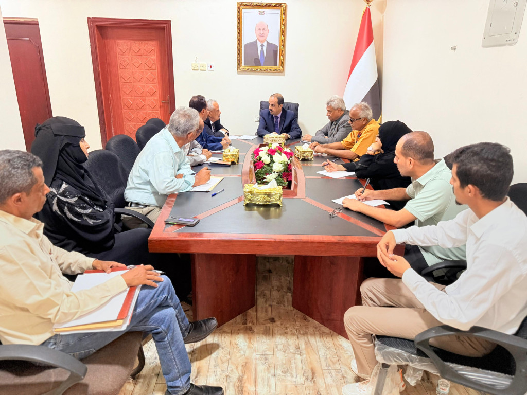 الإرياني يجتمع بفريق التصنيف السياحي لفنادق عدن ضمن خطة 100 يوم التي أطلقتها الحكومة