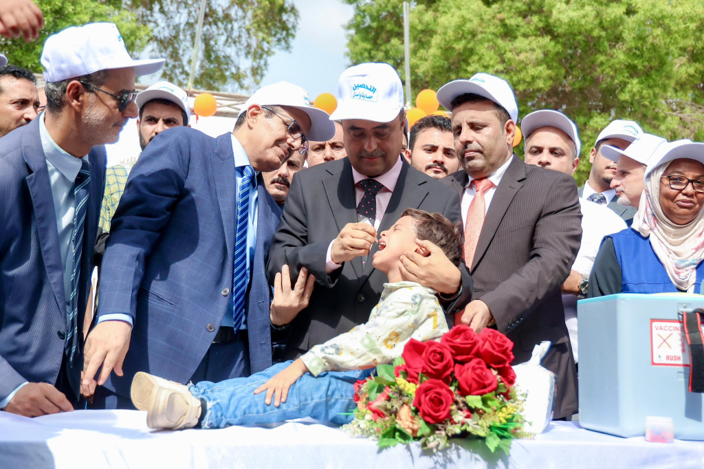 رئيس الوزراء يدشن الجولة الأولى من الحملة الوطنية الطارئة للتحصين ضد شلل الأطفال
