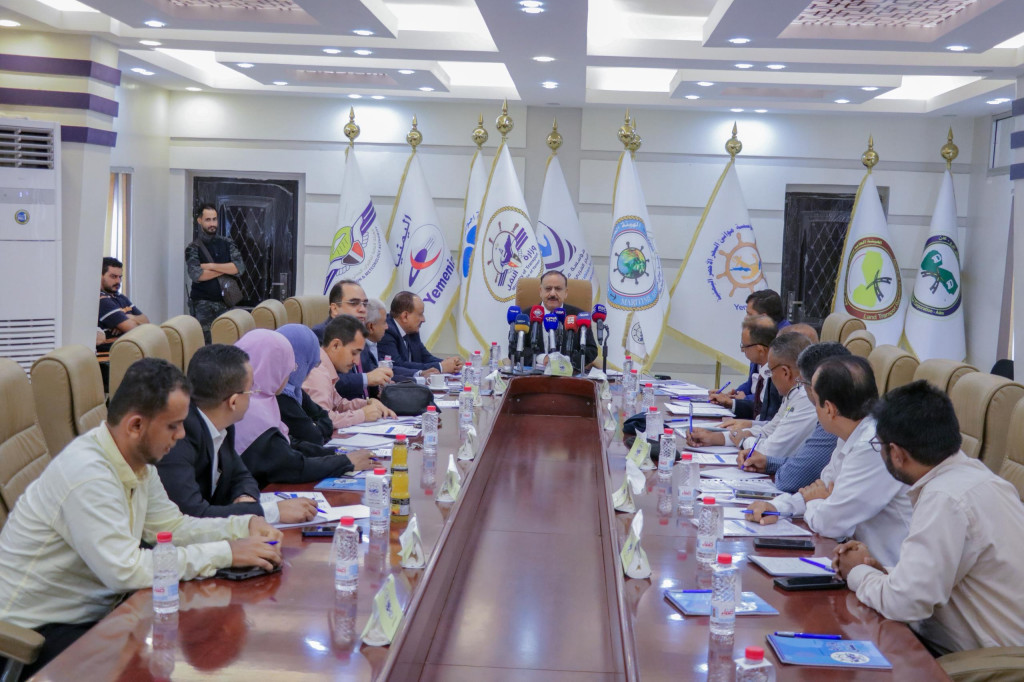 اجتماع بعدن يناقش الآثار المترتبة على غرق السفينتين "ماجيك سيز" و"إنفنتي" في البحر الأحمر