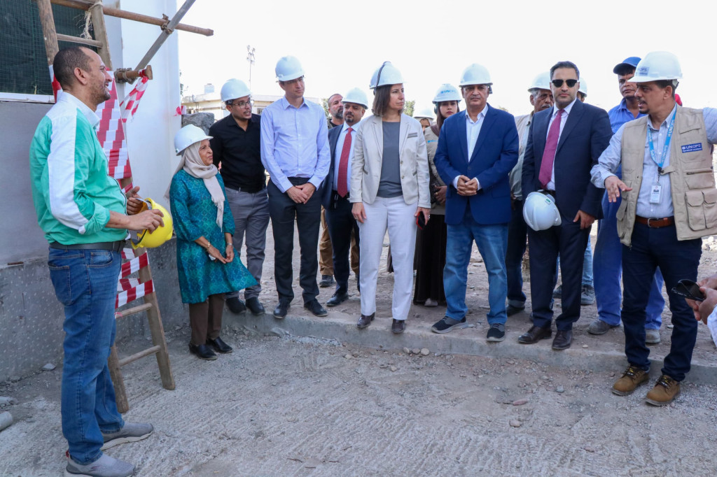 وزير المياه ووفد البنك الدولي يطلعان على سير العمل في مشروع محطة ضخ المياه بمنطقة البرزخ