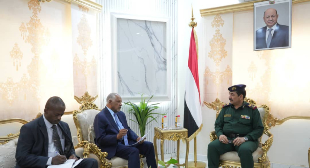 وزير الداخلية يبحث مع السفير السوداني سبل تعزيز التعاون الأمني