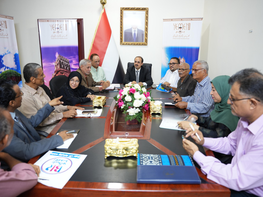 الإرياني يجتمع بالقيادات الثقافية والفنية لمناقشة الفعاليات المصاحبة لمهرجان شتاء عدن الثاني