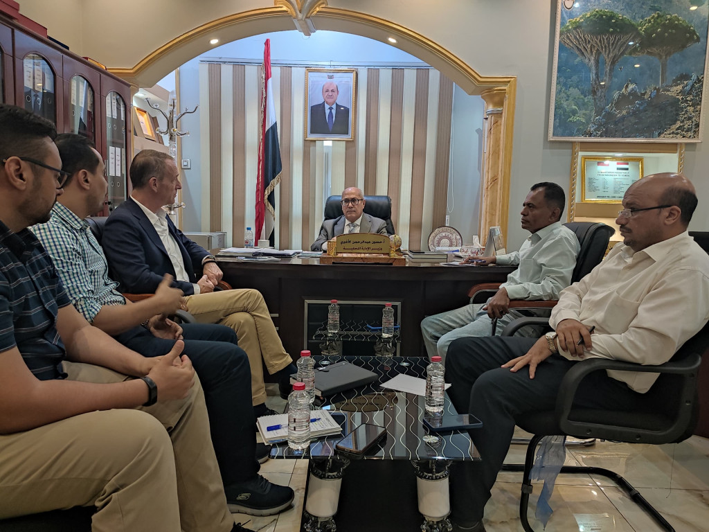 وزير الإدارة المحلية يبحث مع البرنامج الإنمائي دعم جهود التنمية في اليمن