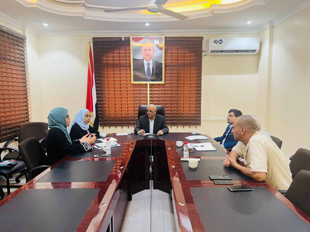 وزير المياه يوقع اتفاقية مشروع تعزيز خدمات المياه والصرف الصحي ويلتقي وفد الصليب الأحمر