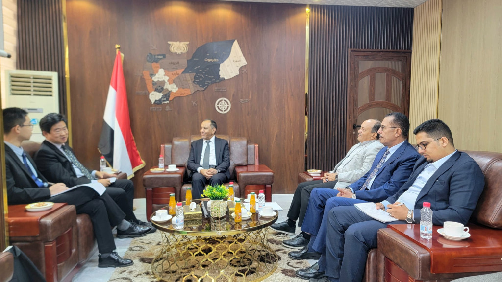 وزير الصناعة يبحث مع القائم بأعمال السفارة الصينية تعزيز التعاون الاقتصادي والتجاري