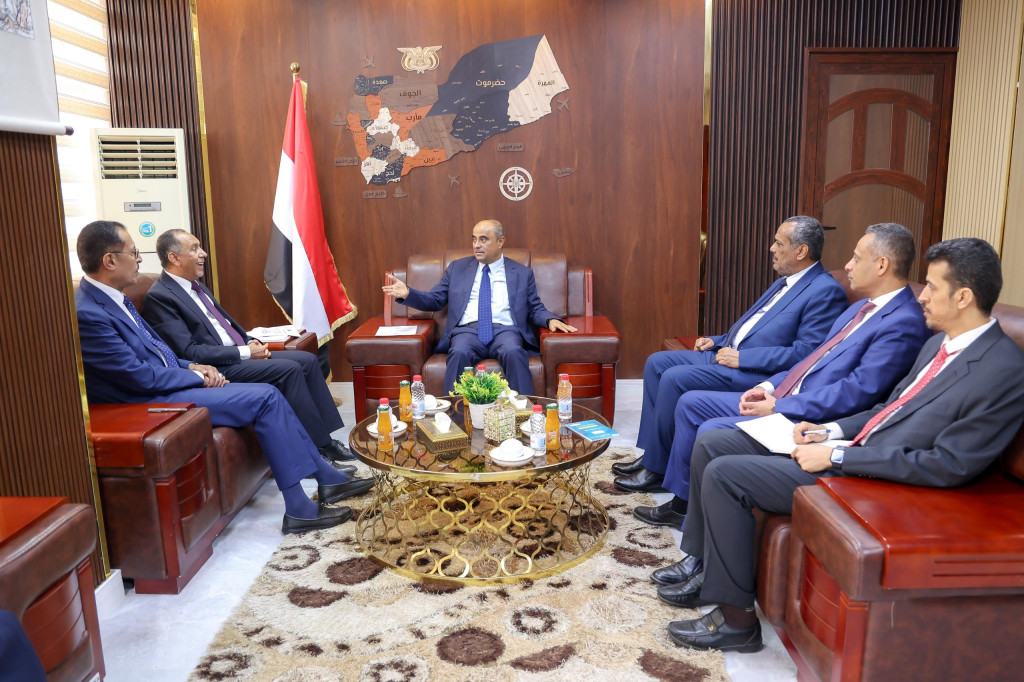 رئيس الوزراء يزور وزارة الصناعة والتجارة لمتابعة الرقابة على الأسعار ويؤكد أن انخفاض سعر الصرف يجب أن ينعكس مباشرة على أسعار السلع والخدمات