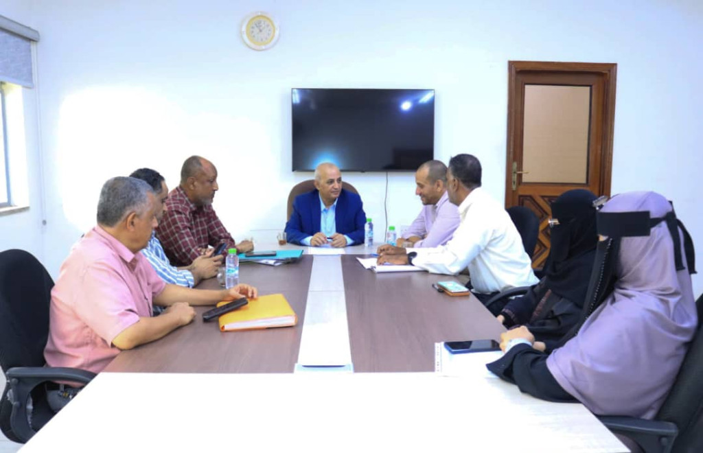 وزير المياه والبيئة يطلع على سير العمل في المؤسسة المحلية للمياه والصرف الصحي بعدن