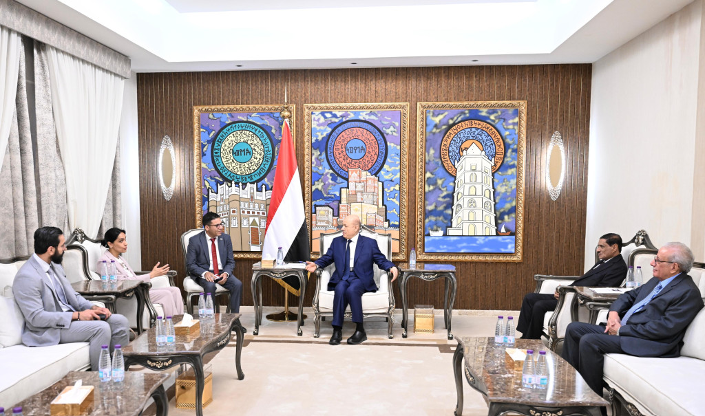 رئيس مجلس القيادة يؤكد أهمية مضاعفة الضغوط الدولية لتقويض اقتصاد الحرب