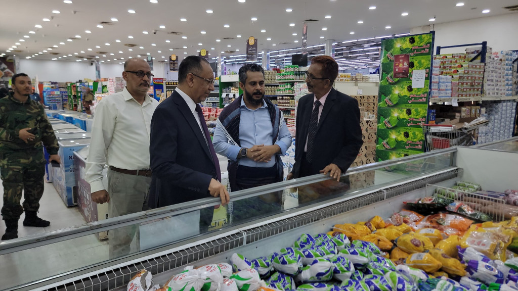 وزير الصناعة يطلع على مدى التزام التجار في عدن بتخفيض الأسعار