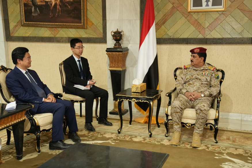 وزير الدفاع يبحث مع القائم بأعمال السفارة الصينية مستجدات الوضع في اليمن