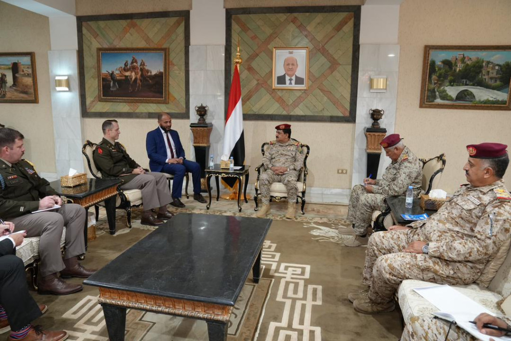 وزير الدفاع يبحث مع الملحق العسكري الأمريكي جهود مكافحة التهريب