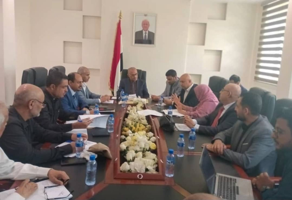 الوزير باذيب يترأس اجتماعاً موسعاً لمناقشة تطوير وتحسين قطاع الاتصالات