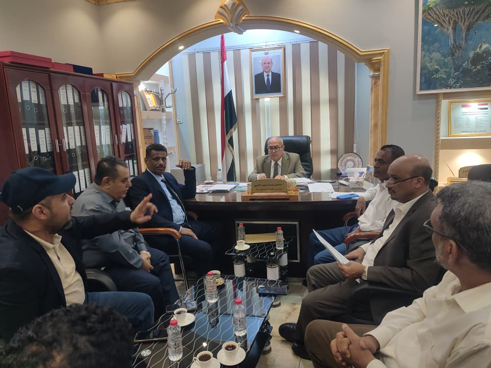 الوزير الاغبري يشدد على تضافر الجهود والتنسيق المشترك لرفع كفاءة الأداء الفني والبيئي لصناديق النظافة