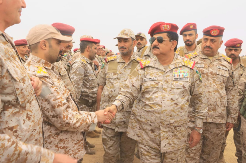وزير الدفاع يتفقد قوات المنطقة العسكرية السابعة بمأرب ويشيد ببطولات منتسبيها