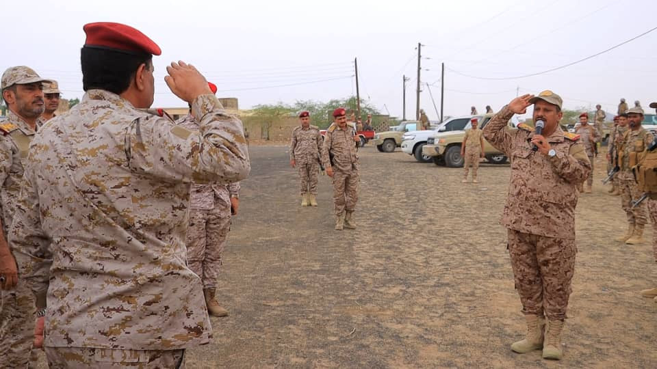 وزير الدفاع يطلع على الجاهزية القتالية في المنطقة العسكرية الثالثة