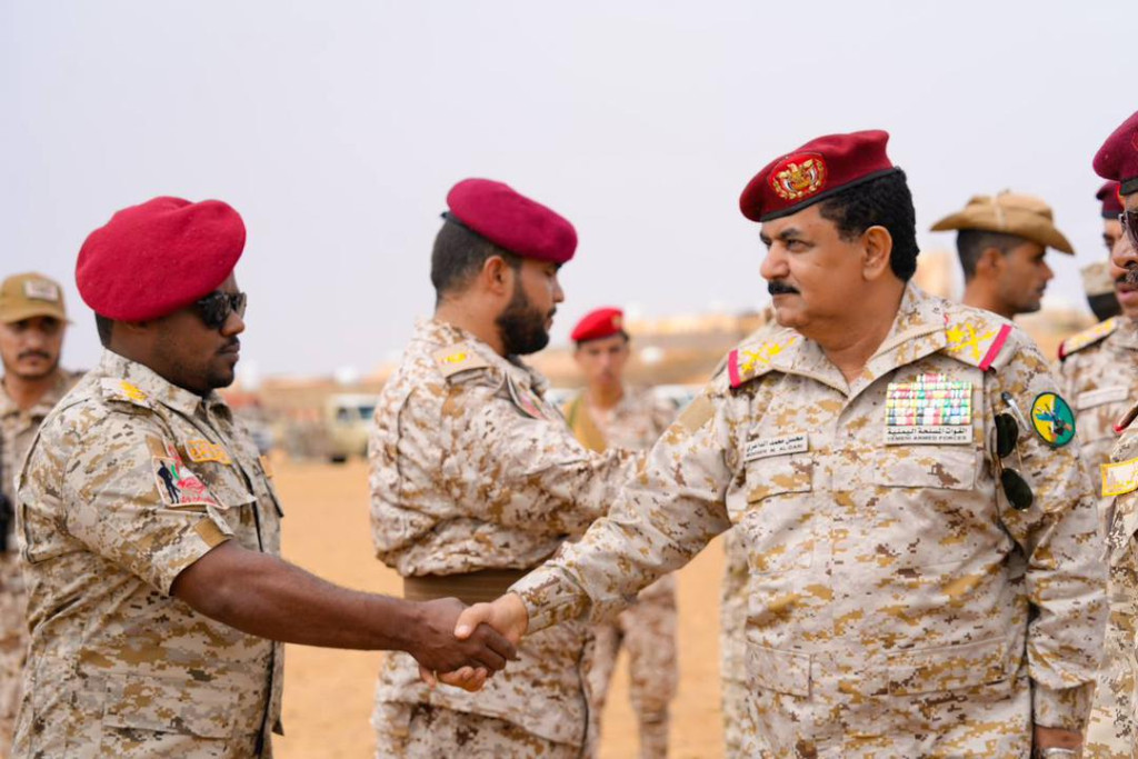 وزير الدفاع يطلع على اوضاع منتسبي الفرقة الثانية لقوات درع الوطن في الوديعة