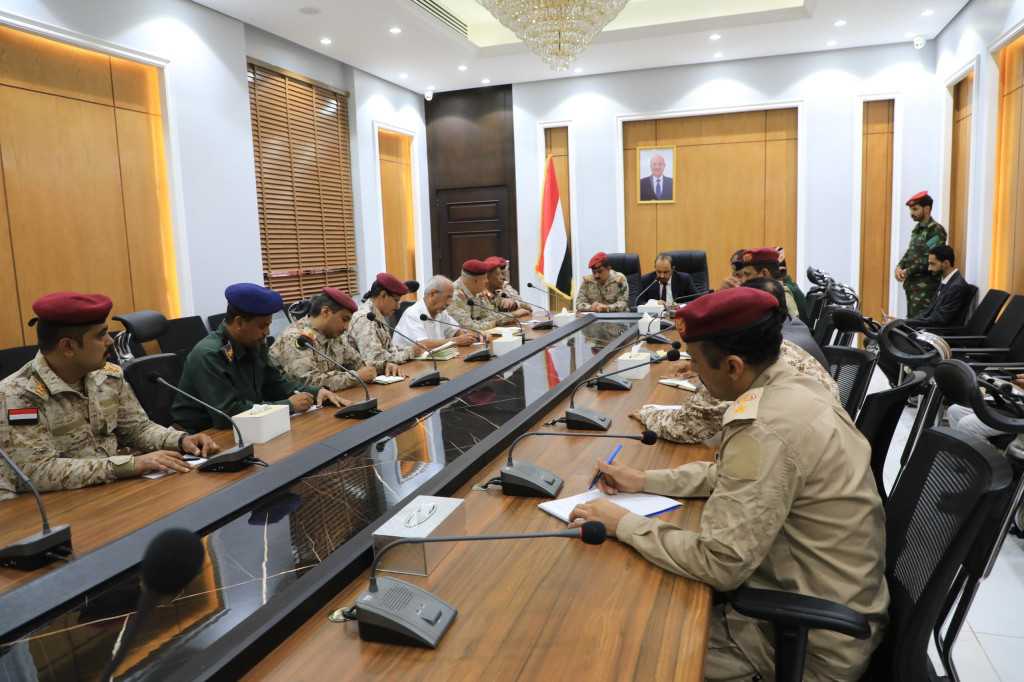 وزير الدفاع يترأس اجتماعاً موسعاً للجنة الأمنية بمحافظة حضرموت