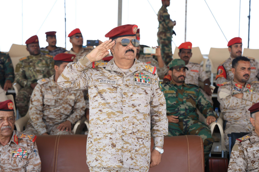 وزير الدفاع يشهد عرضاً عسكرياً مهيباً في المنطقة العسكرية الثانية بالمكلا