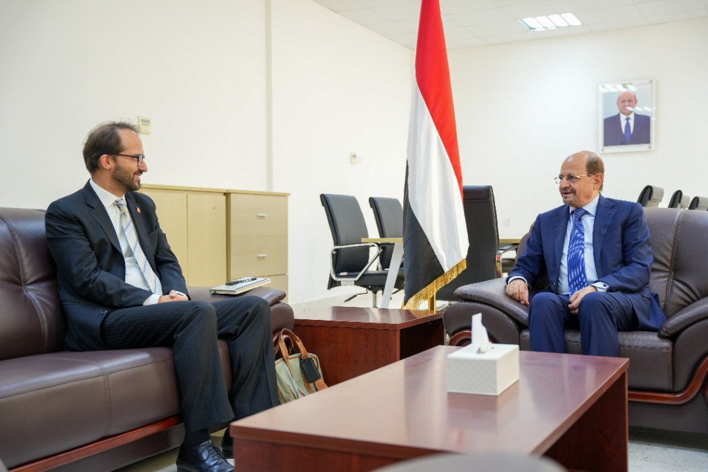 وزير الخارجية يلتقي سفير الاتحاد السويسري لدى اليمن
