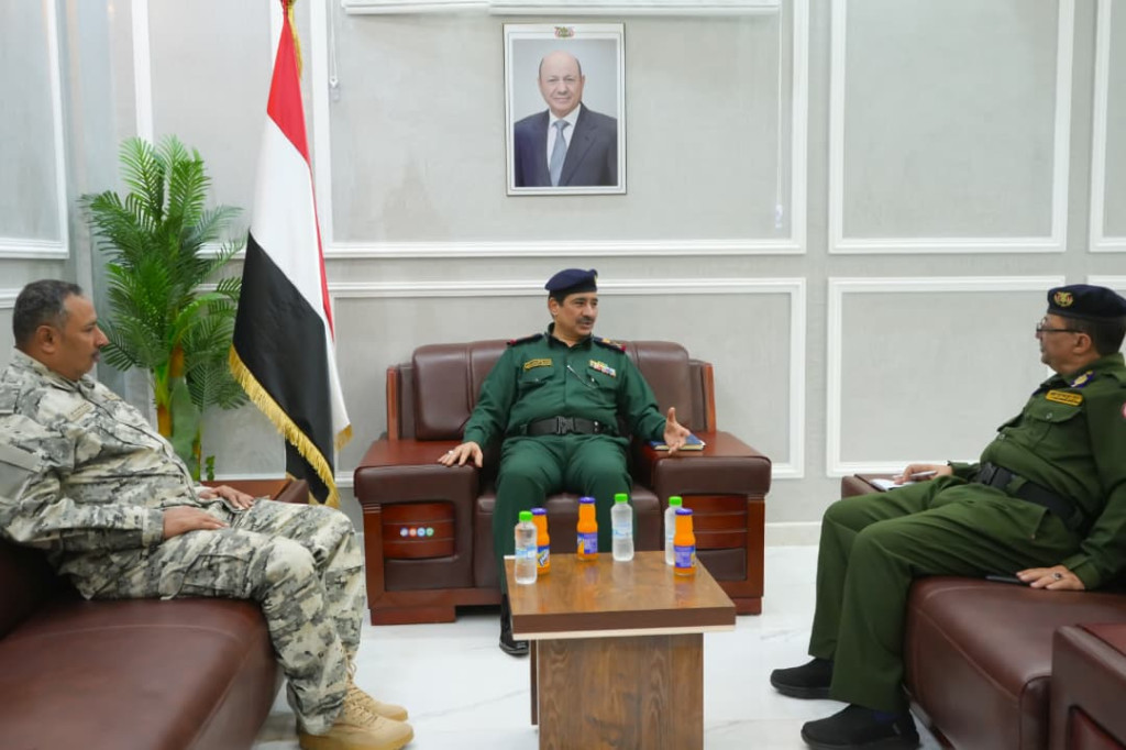 وزير الداخلية يشيد بجهود قطاع أمن الساحل الغربي في ضبط شحنات أسلحة وخلايا حوثية