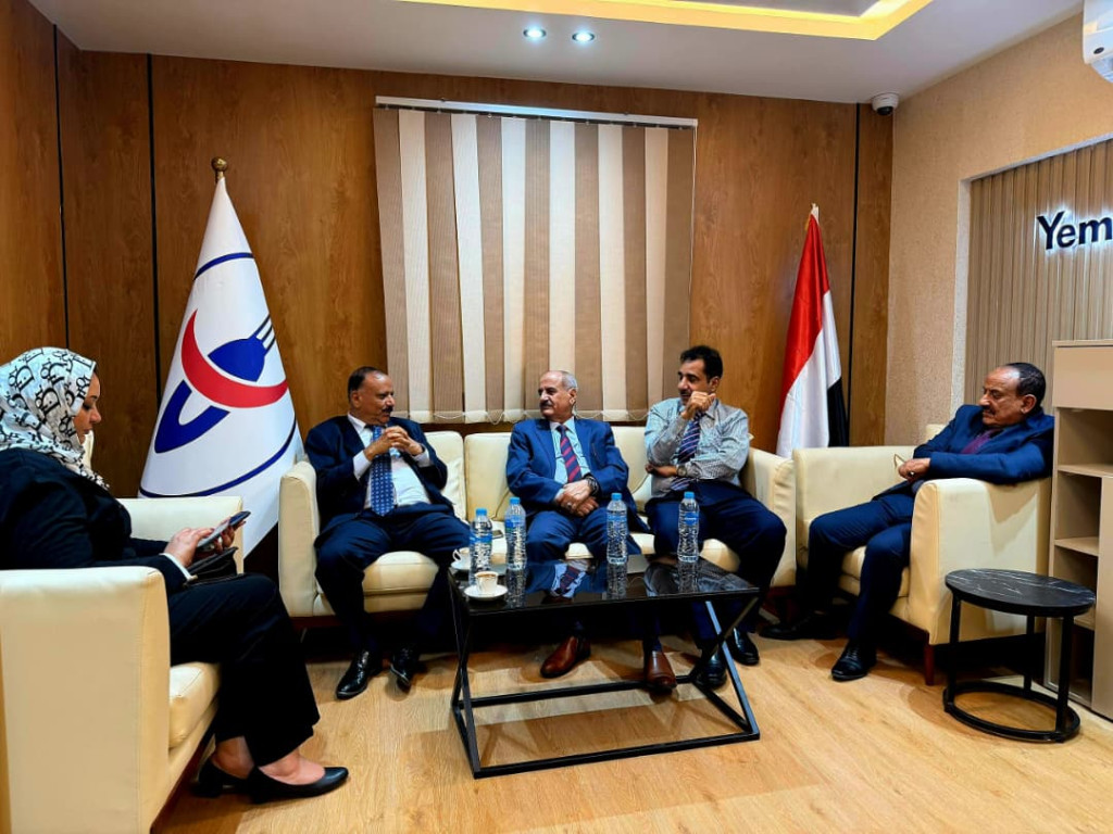 وزير النقل يطلع على سير العمل في مكتب الخطوط الجوية اليمنية الجديد بالقاهرة