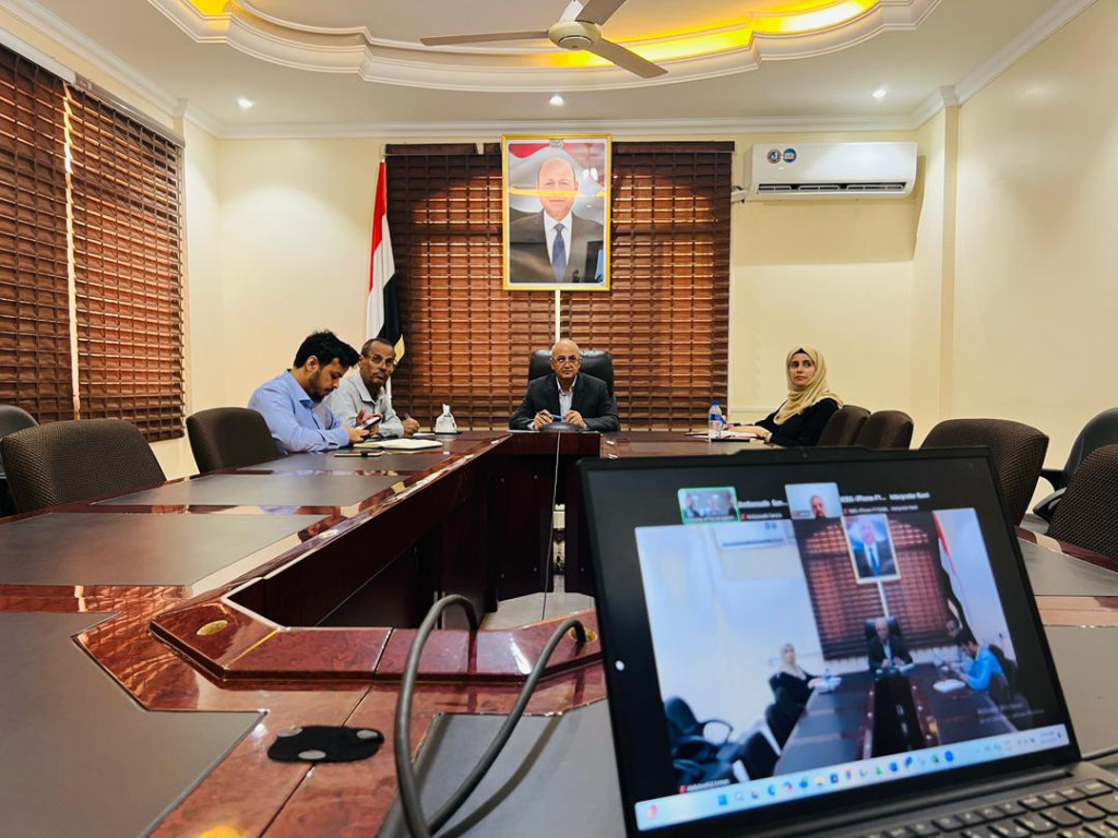 الوزير الشرجبي يبحث مع السفيرة الهولندية والبنك الدولي تعزيز التعاون في قطاع المياه  بحث وزير المياه والبيئة، المهندس توفيق الشرجبي، اليوم، عبر تقنية الاتصال المرئي مع السفيرة الهولندية لدى اليمن جاني