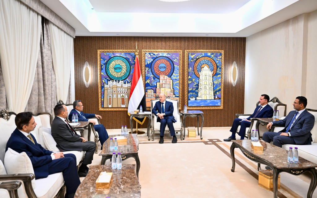 رئيس مجلس القيادة يؤكد وحدة الصف الوطني لإسقاط الانقلاب وإنهاء المعاناة الإنسانية