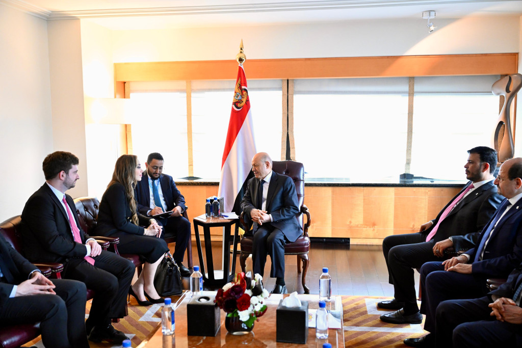 رئيس مجلس القيادة يؤكد أهمية استئناف الولايات المتحدة لمساعداتها الإنسانية وتمديد حمايتها القانونية لليمنيين