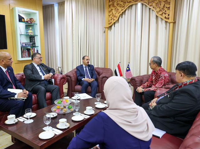 الإرياني يبحث مع نظيره الماليزي التعاون في مجالات الإعلام والتحول الرقمي